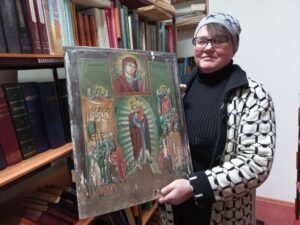 Библиотекарь Нина Яковлевна показывает редкий образ «Скорбящая Пресвятая Богородица»